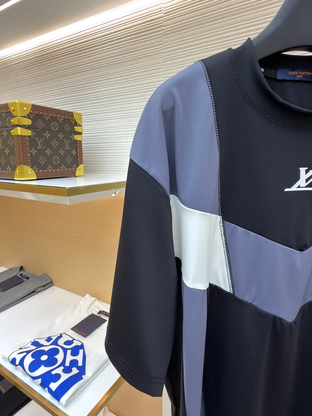 LOUIS VUITTON Spliced round neck jogging short-sleeved T-shirt ●Original version: purchased and developed by 8167 ●Item number: 1682020-A20 ●Fabric: cotton fabric ●Technology: made on positioning cutting machine ●Color: black, gray and white ●Type: fitted version ●Weight: about 295 grams ●Size: S-M-L-XL ●Description: This LOUIS VUITTON The FW25 jogging short-sleeved T-shirt is made of high-elastic technical knitted fabric (presumably a blend of polyester fiber and spandex). It has been treated with directional stretching technology and has both breathability and sports extensibility. The body of the garment adopts color-blocking insert technology: black, gray, and white panels are spliced ​​diagonally in a V-shape, and the edges are processed with "boneless overlocking" to make the seams smooth and smooth. The "LV" logo on the chest uses a silicone embossing + embroidery composite process: first outline the outline with embroidery thread of the same color, and then cover it with a matte silicone layer, which not only ensures the three-dimensionality of the logo, but also prevents it from falling off after washing. The neckline is double-layered ribbed and has built-in elastic webbing for reinforcement, making it less likely to deform after long-term wear. The overall shape is sporty and slim-fitting, and the arc of the cut piece has been ergonomically optimized, making it suitable for light sports such as jogging. The overall wiring is straight and delicate, the fabric is comfortable and soft, and the color is consistent without color difference. It can be matched with the same style to create a fashionable look and control various occasions. Customized accessories, complete with three standards, same style for men and women!